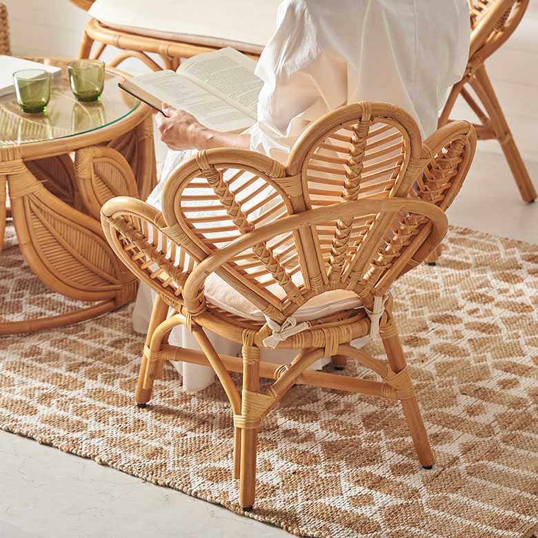 フラワーデザインのラタンチェアー