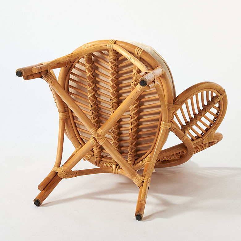 しっかりとした作りのラタン製のイス