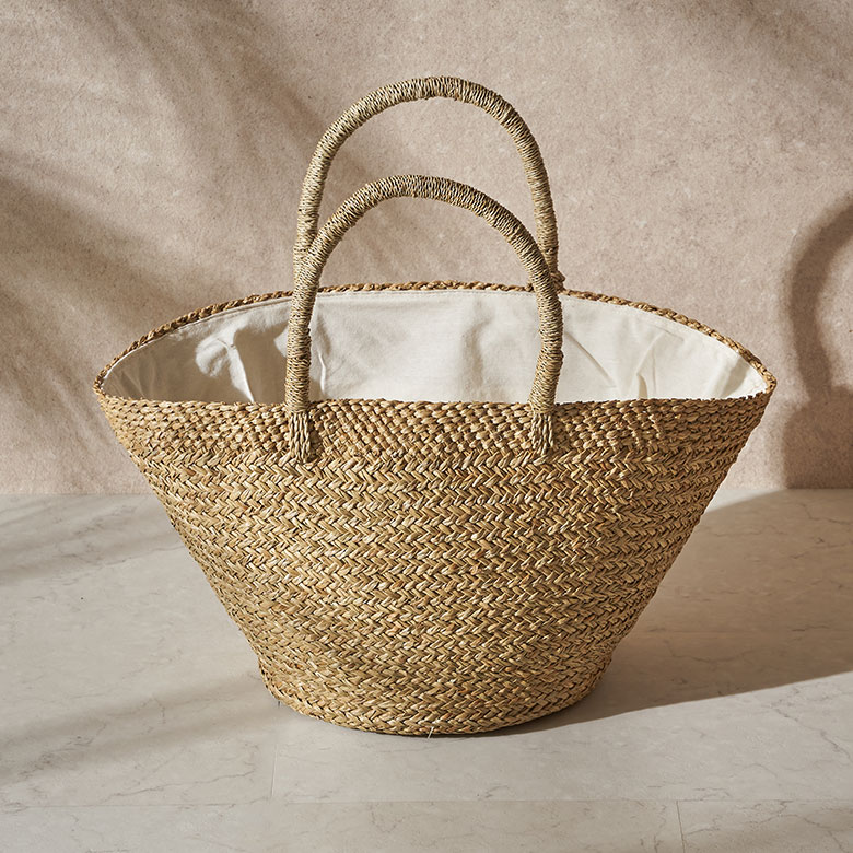 大きめの持ち手が便利なかごバッグ