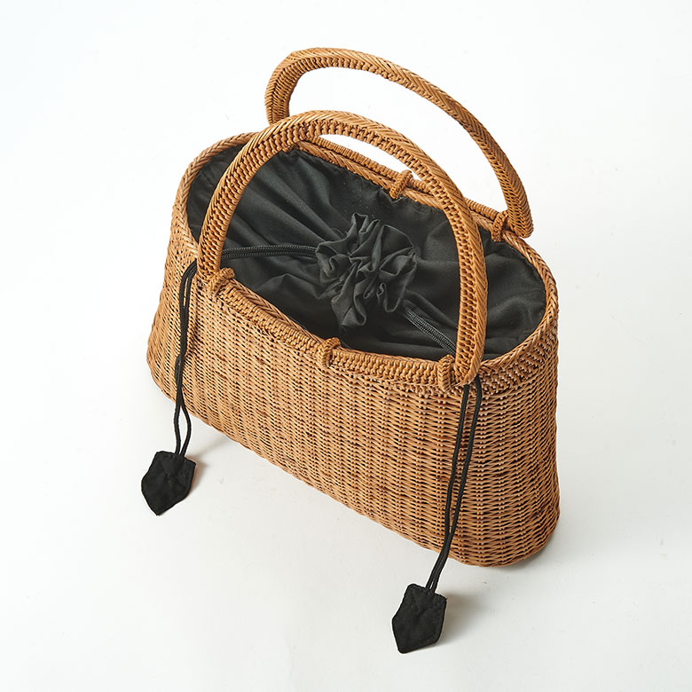 黒色の巾着付きのアタバッグ