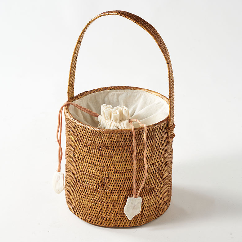 白色の巾着付きのかごバッグ