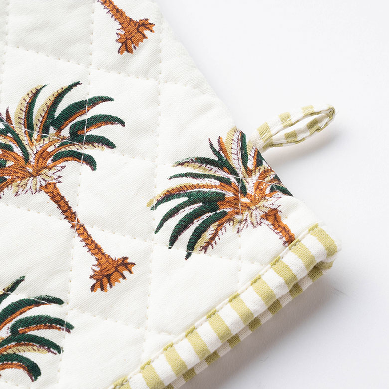 引っ掛けて収納ができるストラップ付きのキッチングローブ