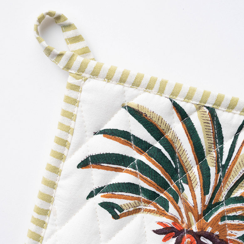 引っ掛けて収納ができるストラップ付きのキッチングローブ