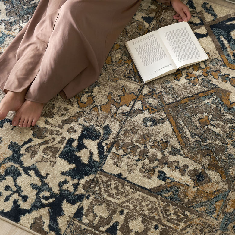 かすれたようなアンティーク調の表現や、繊細な柄と豊かな色の描写