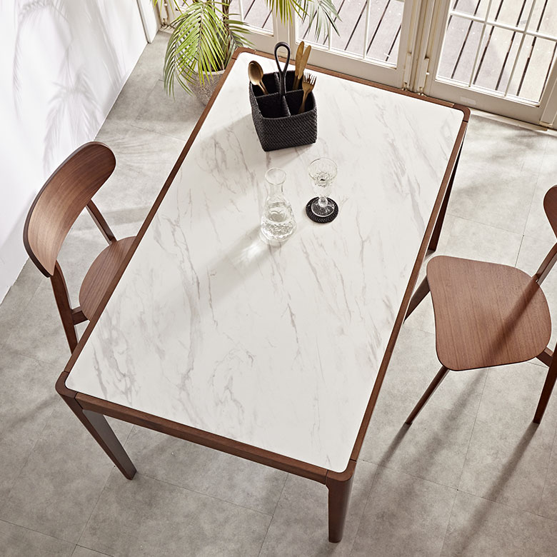 大理石風のダイニングテーブル