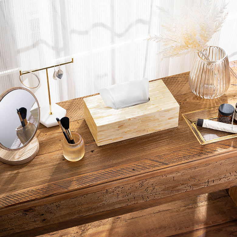 ダイニングテーブルの上やドレッサーにもぴったり