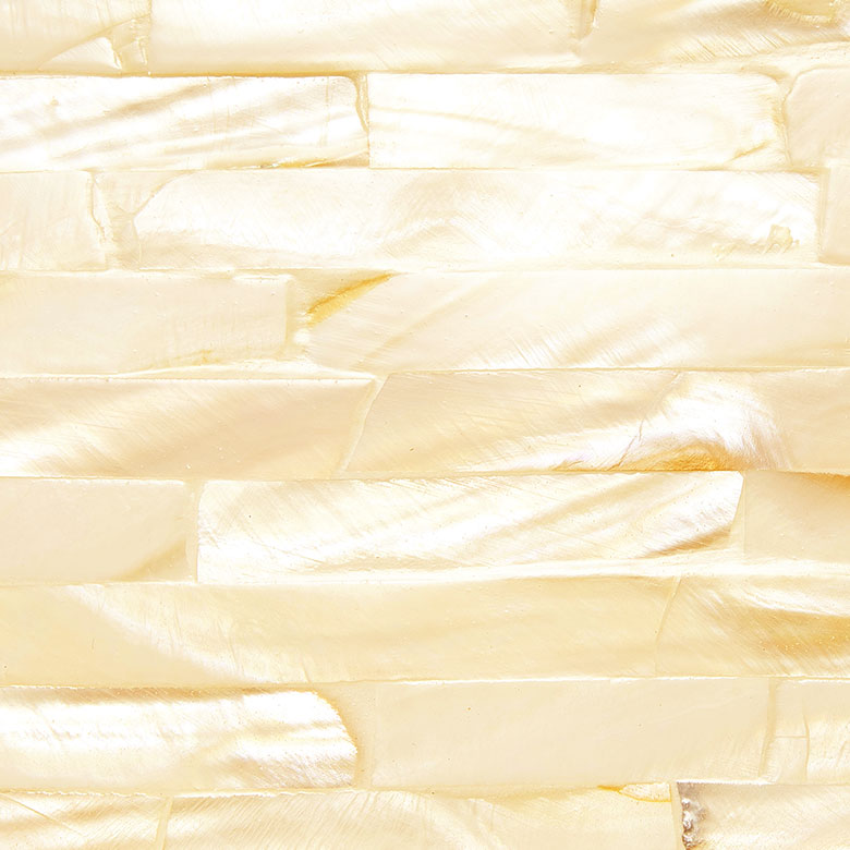 真珠貝の殻がモザイクのように敷き詰められています