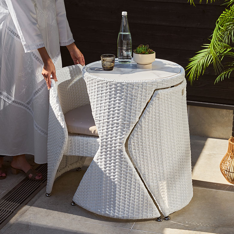 ベランダを素敵なカフェに驚くほどコンパクトに収納できるシンセティックラタンのガーデンファニチャー 限られたスペースを有効活用できる省スペース設計