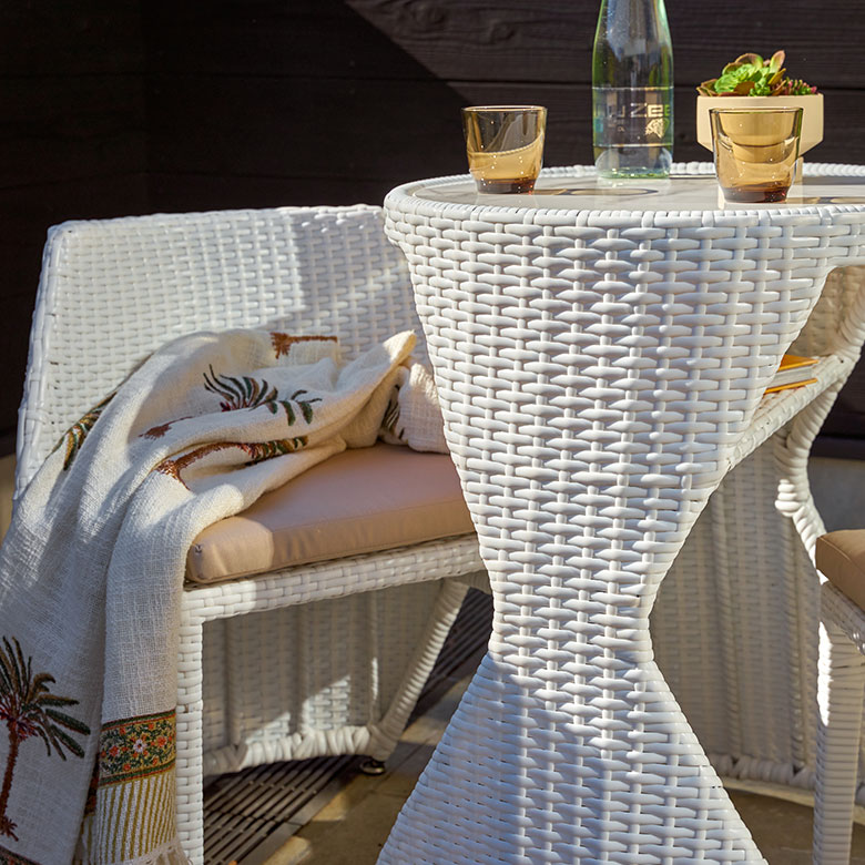 ベランダを素敵なカフェに驚くほどコンパクトに収納できるシンセティックラタンのガーデンファニチャー 天然ラタンの美しさを再現した高品質な人工ラタン（シンセティックラタン）を使用