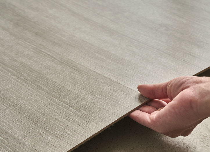 天然木のような凹凸、本物のフローリングそっくりな質感