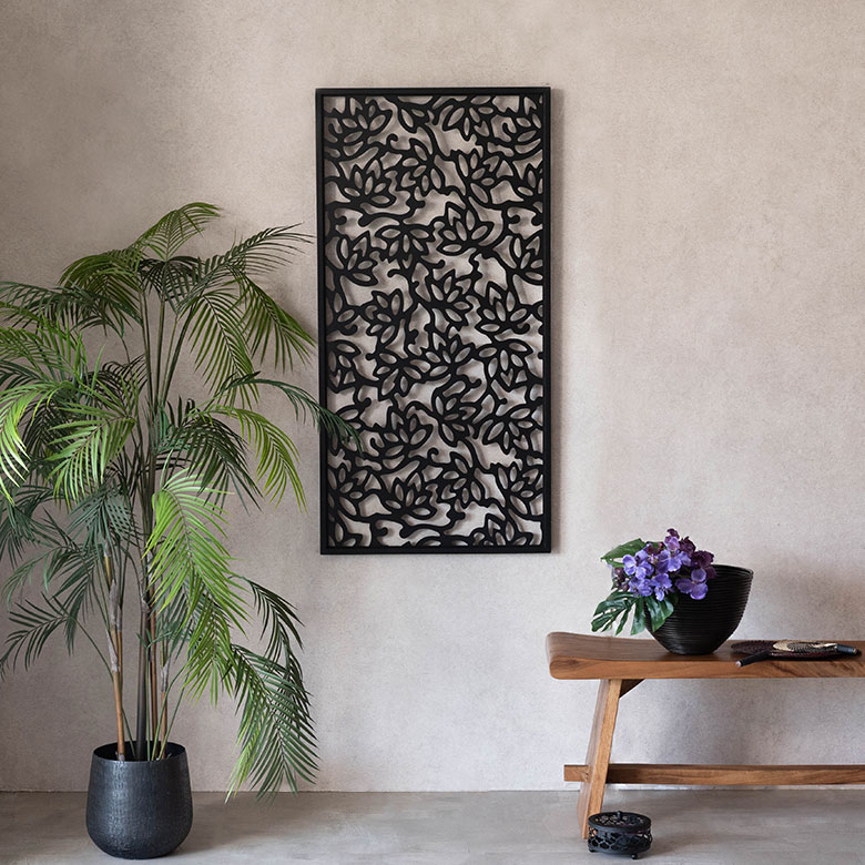 オリエンタルなデザインの彫刻アート