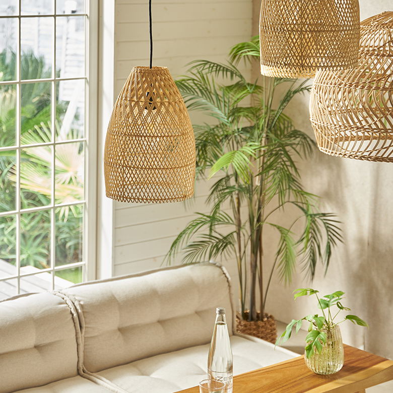 ラタンで編まれた吊り下げ型のペンダントランプシェード