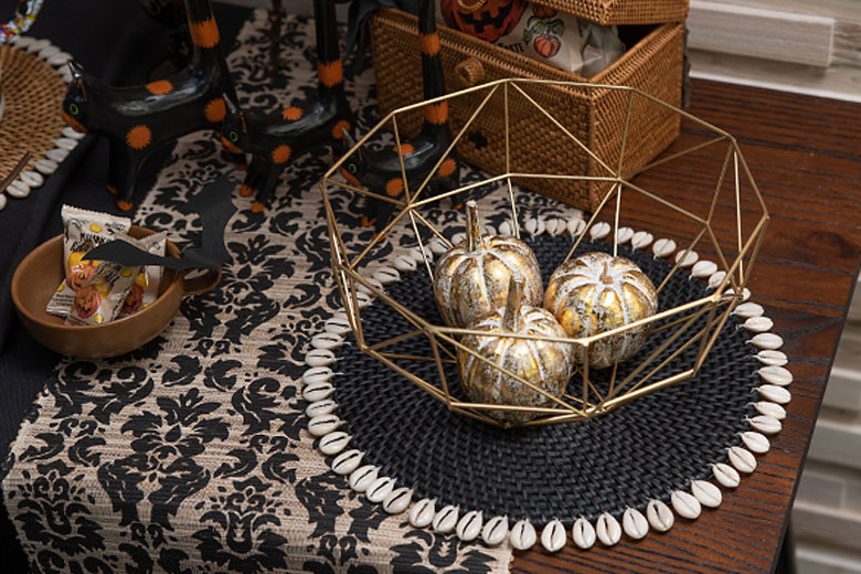 ブラックやナチュラルはハロウィンコーデにおすすめ