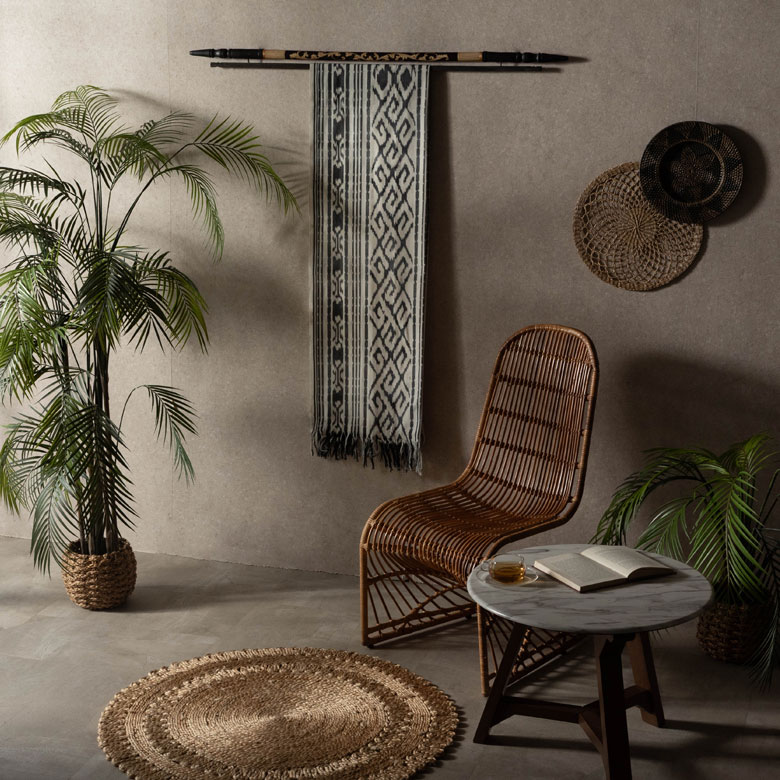 イカットハンガーに掛けて、壁を飾るタペストリーとして