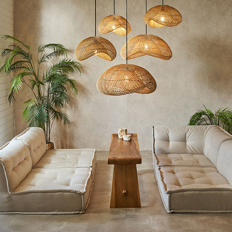 ラタンのペンダントライト5個合わせのコーディネート