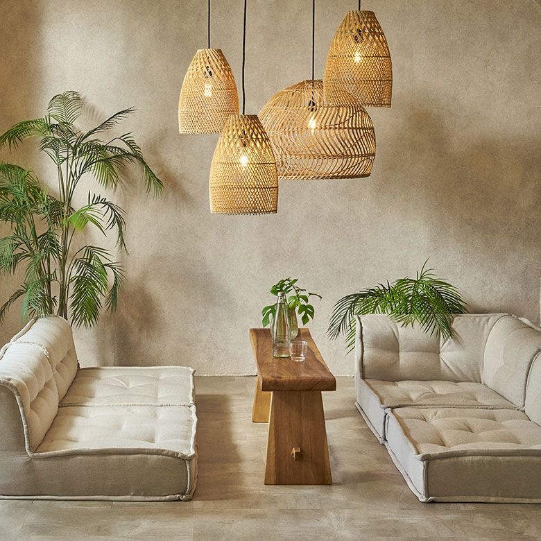 ランプシェードを贅沢に使った、リゾートリビング