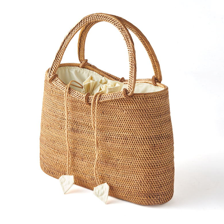 黒色の巾着付きのかごバッグ