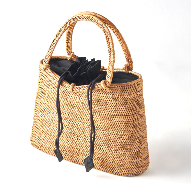 白色の巾着付きのアタバッグ