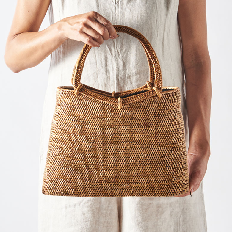 天然素材アタで編まれたナチュラルかごバッグのサイズ感