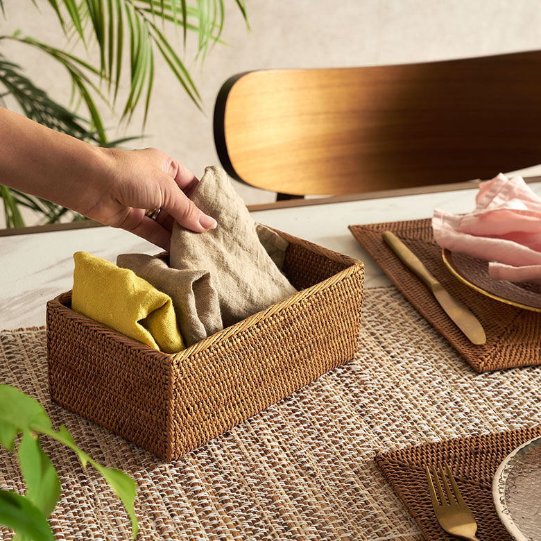 ダイニングクロスと調味料ストッカーのオープンボックスとして