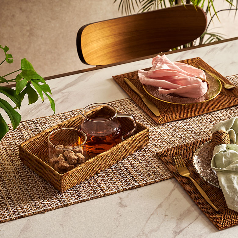 アタで編まれた四角い収納トレイ