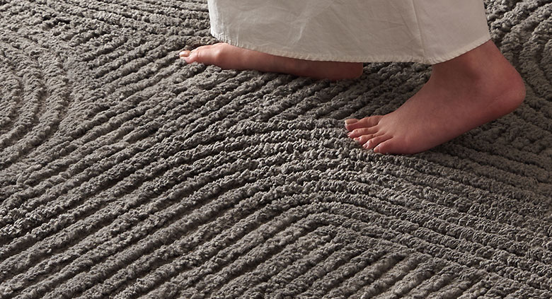 おしゃれなエンボスデザインのウィルトン織ラグカーペット グレー