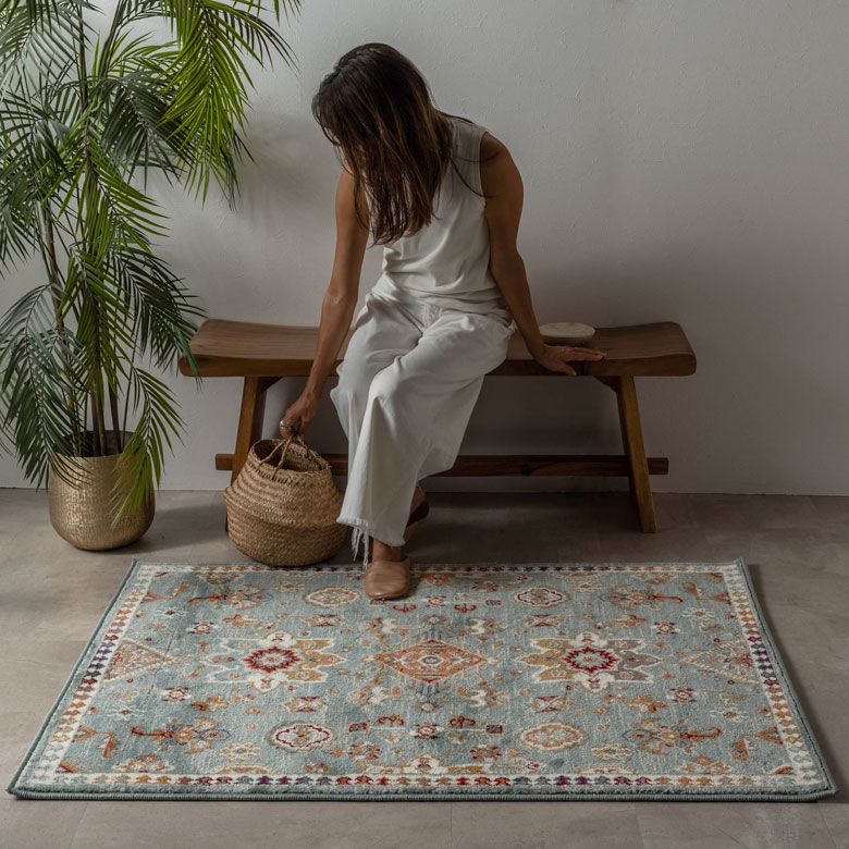 豊かな色彩でエキゾチックなペルシャ絨毯風のデザインが再現されたおしゃれなデザインラグのコーディネート実例