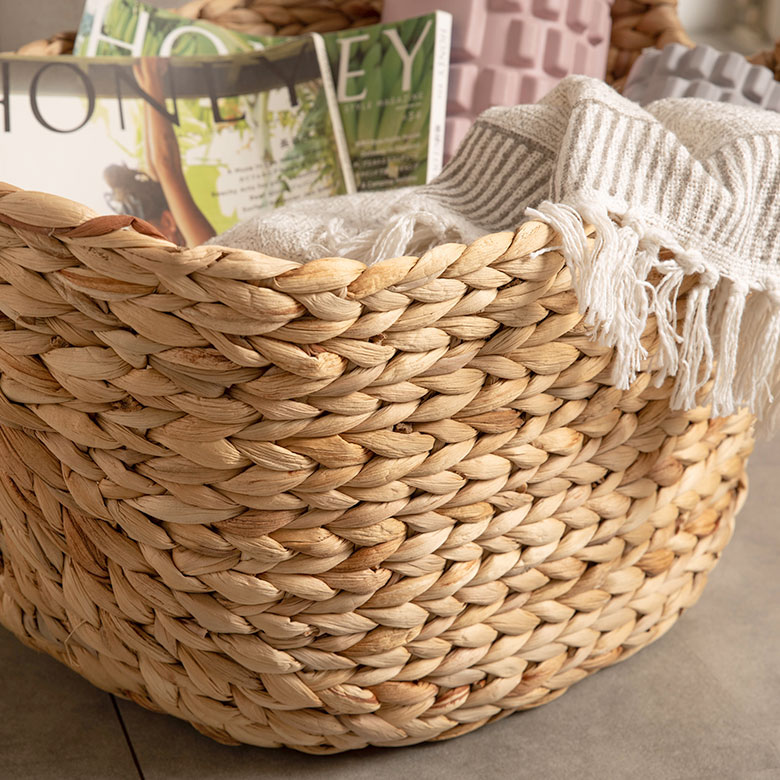 天然のウォーターヒヤシンスを丁寧に編み上げた、ハンドメイドならではのナチュラルでやさしい風合いが魅力