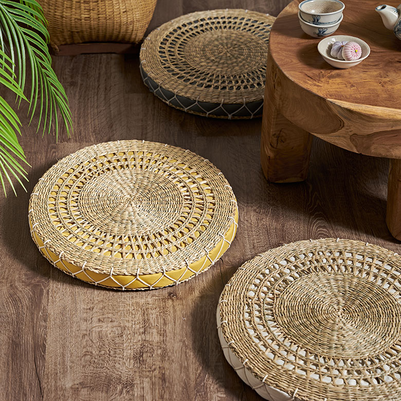 シーグラスで編まれた円形クッション