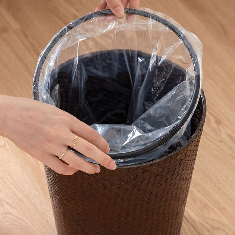 ナチュラルでおしゃれなラタン製のゴミ袋止めリング。