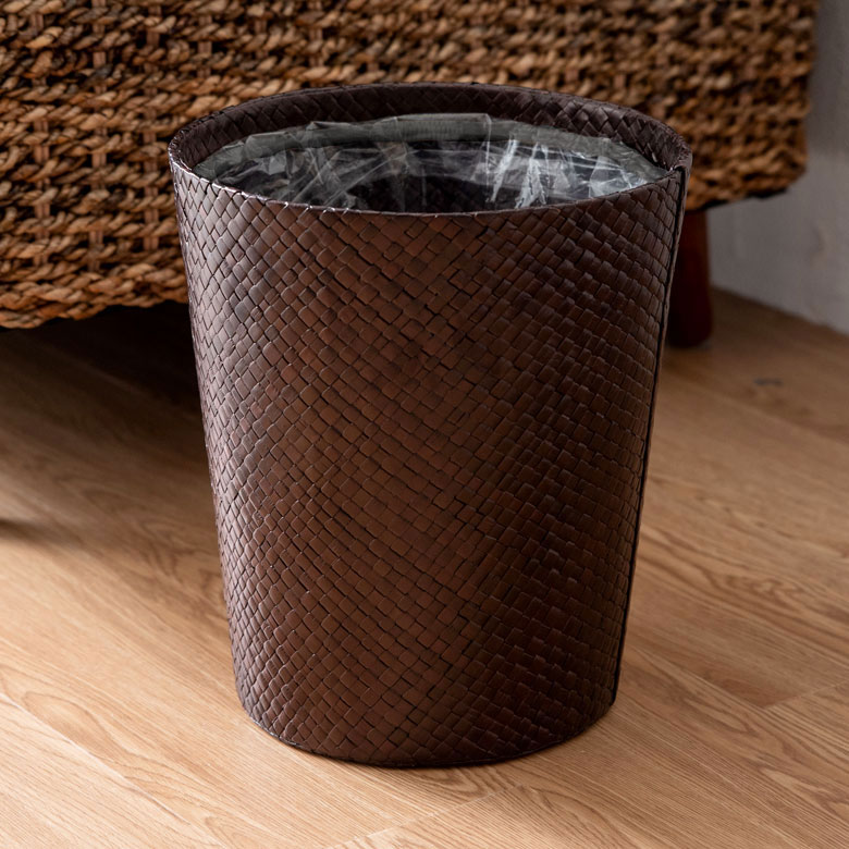 ナチュラルでおしゃれなゴミ袋止めリングつきゴミ箱。