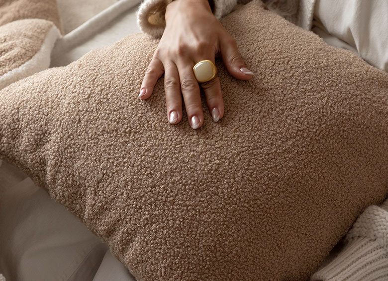 触れるたびに癒される、ぽこぽことした立体感のあるブークレ生地に触れている様子