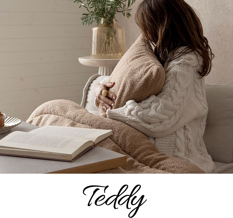 おしゃれもぬくもりも叶えて、暮らしをアップデートするTeddyシリーズのクッションカバーがある暮らしのイメージ