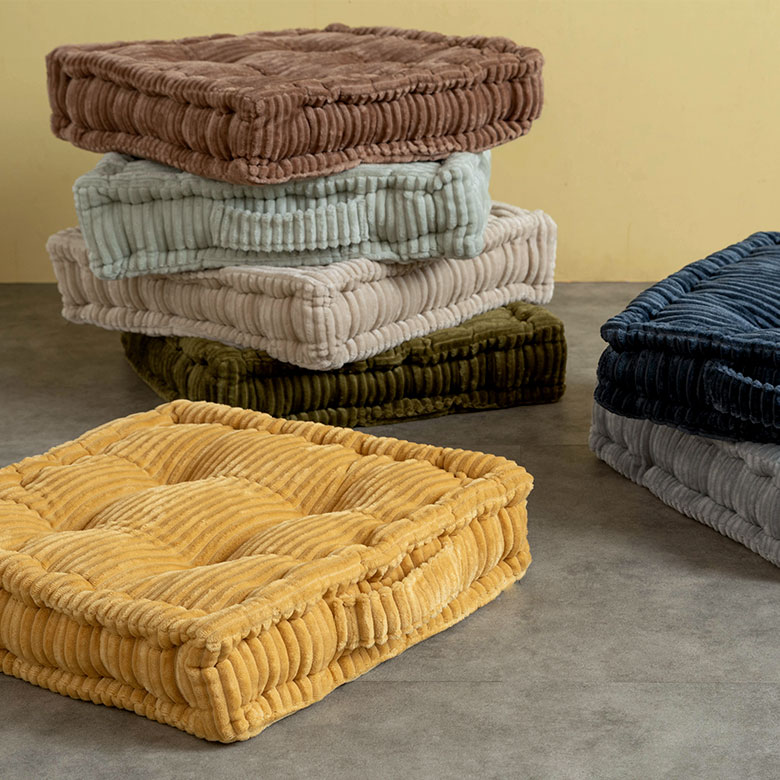 ベーシックもアクセントも豊富に揃った全7色のクッションを重ねたイメージ