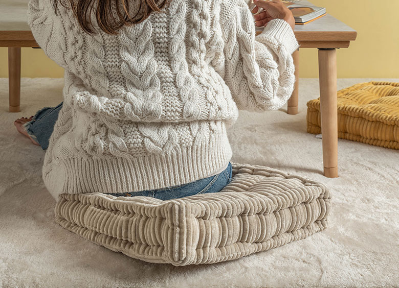 厚さ10cmで、驚くほど快適な座り心地のクッションに座っている様子