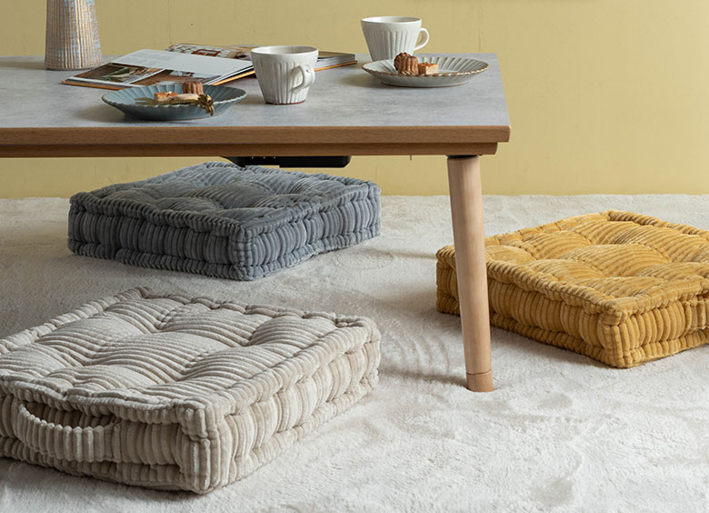 色違いのクッションを合わせたおしゃれなコーディネート