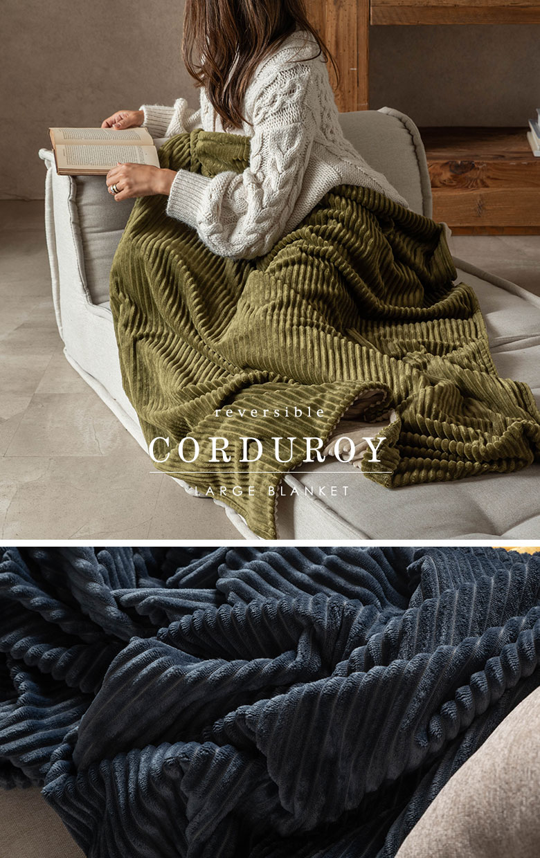 あったか大判リバーシブルブランケットをソファでひざ掛けとして使っているイメージ
