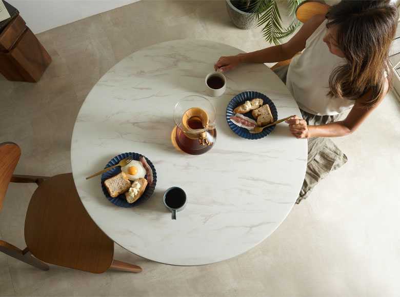 広い天板で熱に強いダイニングテーブル