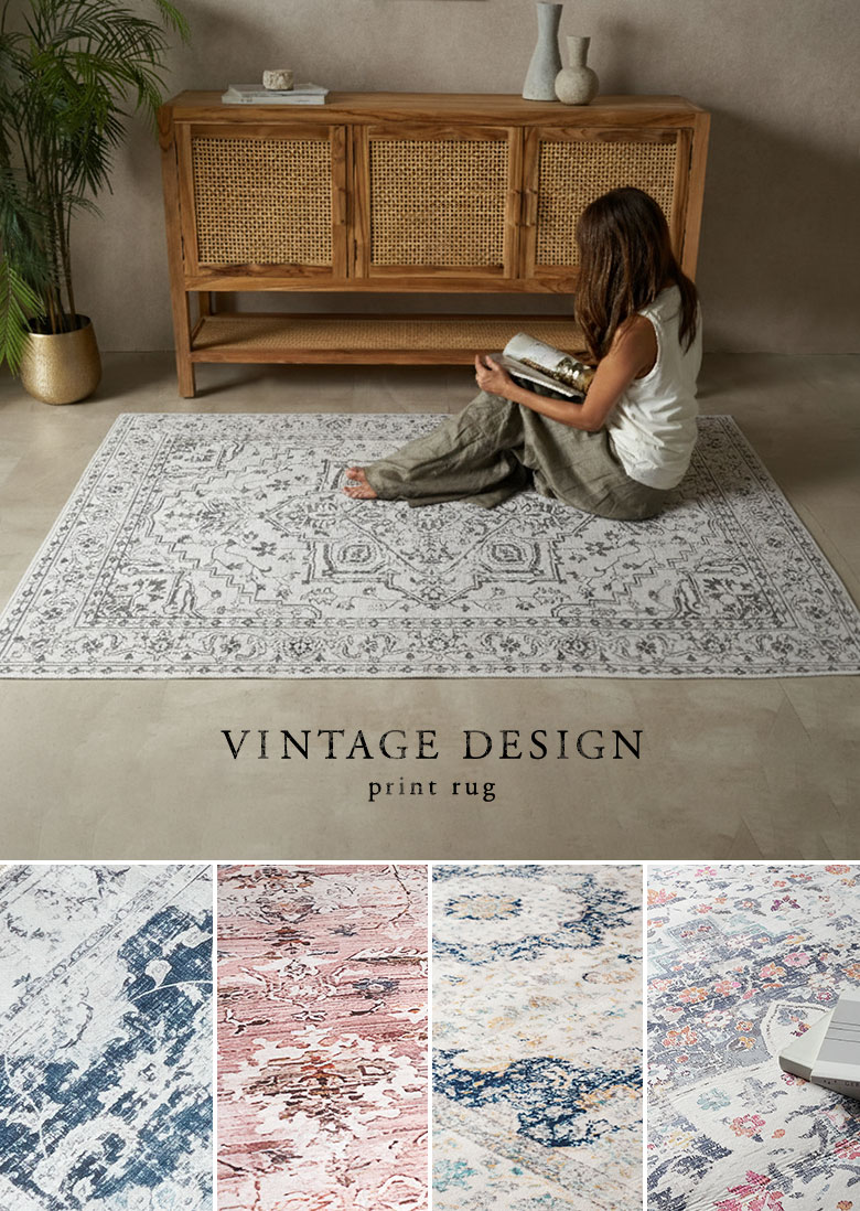 アンティーク風デザインプリントラグを部屋にコーディネートした全体イメージ