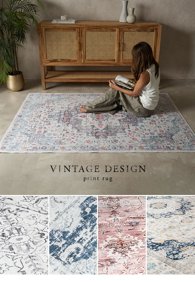 アンティーク風デザインプリントラグを部屋にコーディネートした全体イメージ