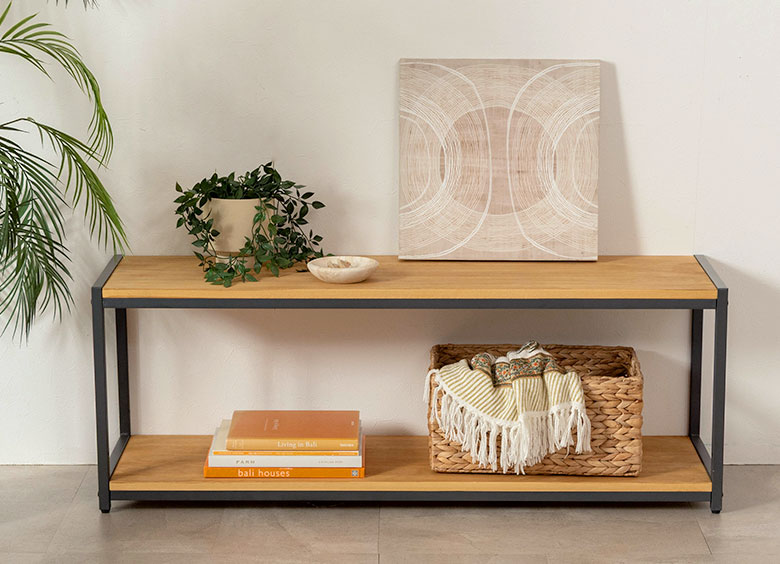 ソファ背面の収納棚に