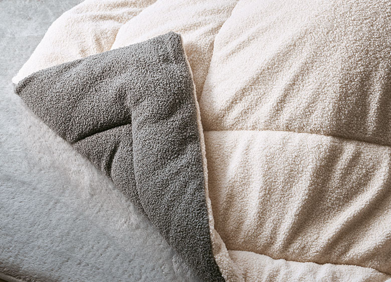 リバーシブルこたつ布団 Gray×Beige 裏面アイボリーが見える生地アップ ブークレの立体感