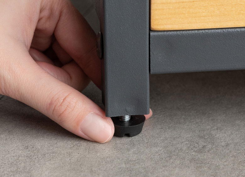 がたつき防止のアジャスター付き