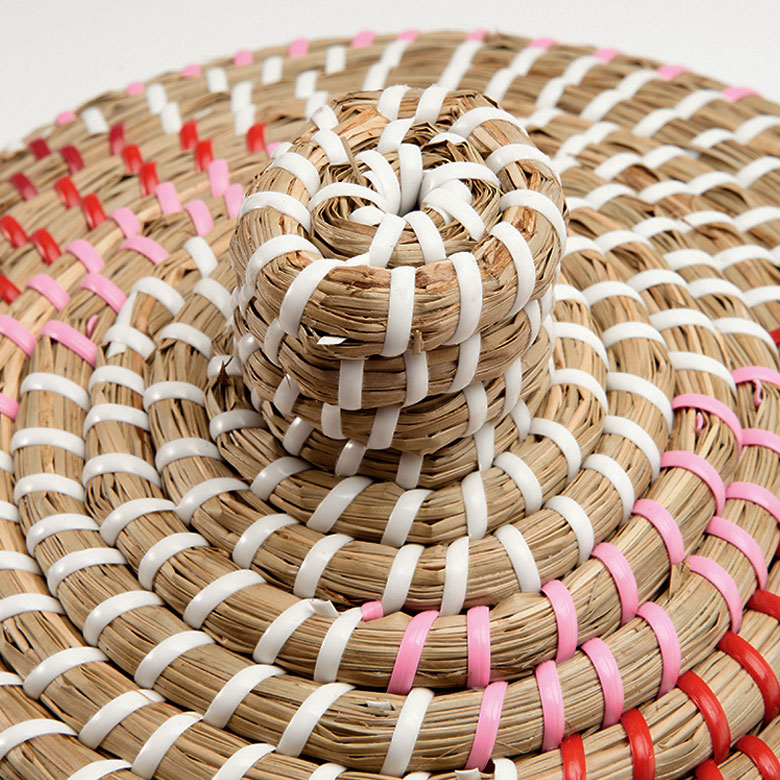 天然素材とカラフルなプラスチックテープのデザインのかご