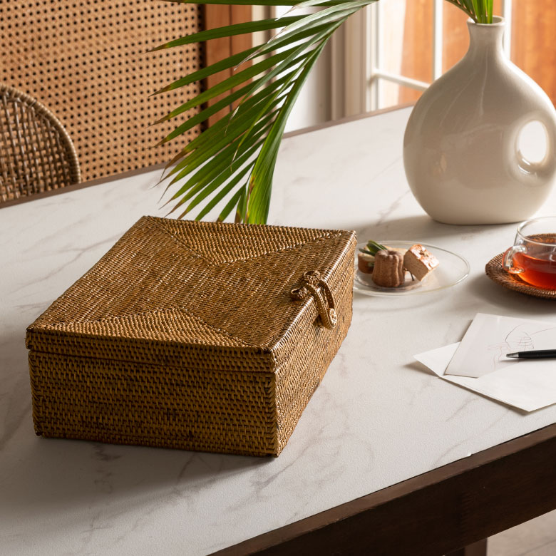 バリ島の伝統素材アタの蓋付き浅型収納バスケット