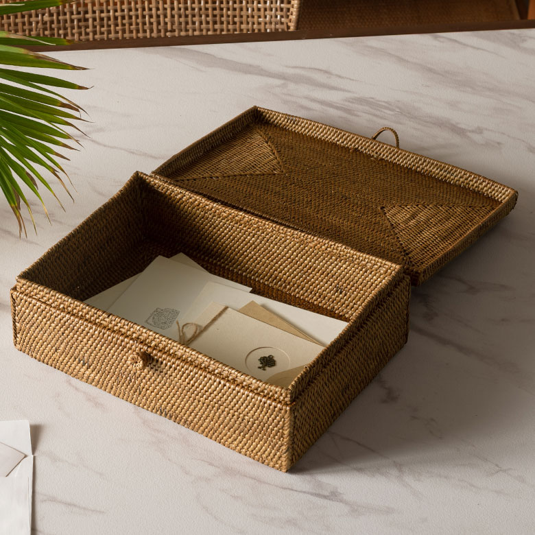 たっぷり収納できる蓋つき長方形収納ボックス