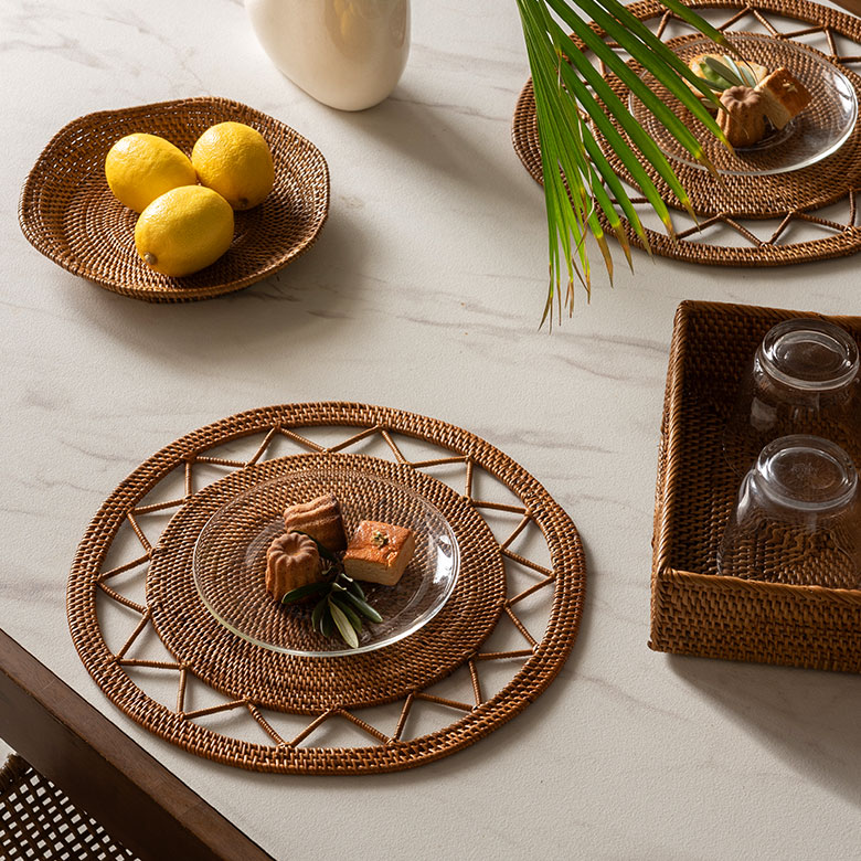 アジアンリゾートのような落ち着いた雰囲気を演出するラタ製ランチマット