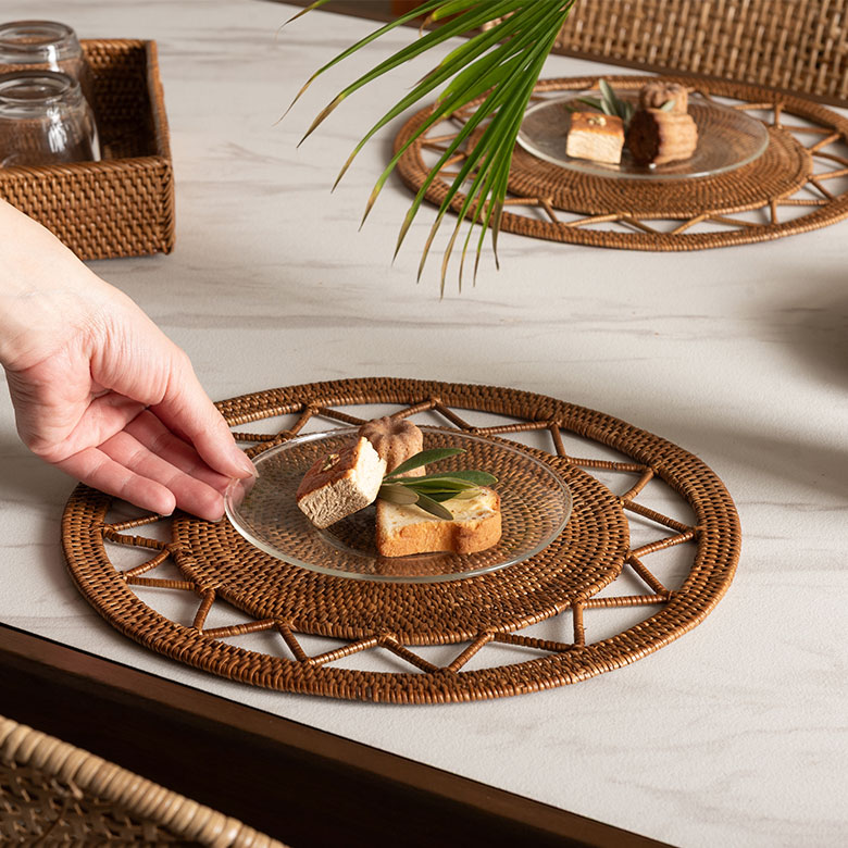 バリ島の伝統素材アタの蓋付き小物入れ