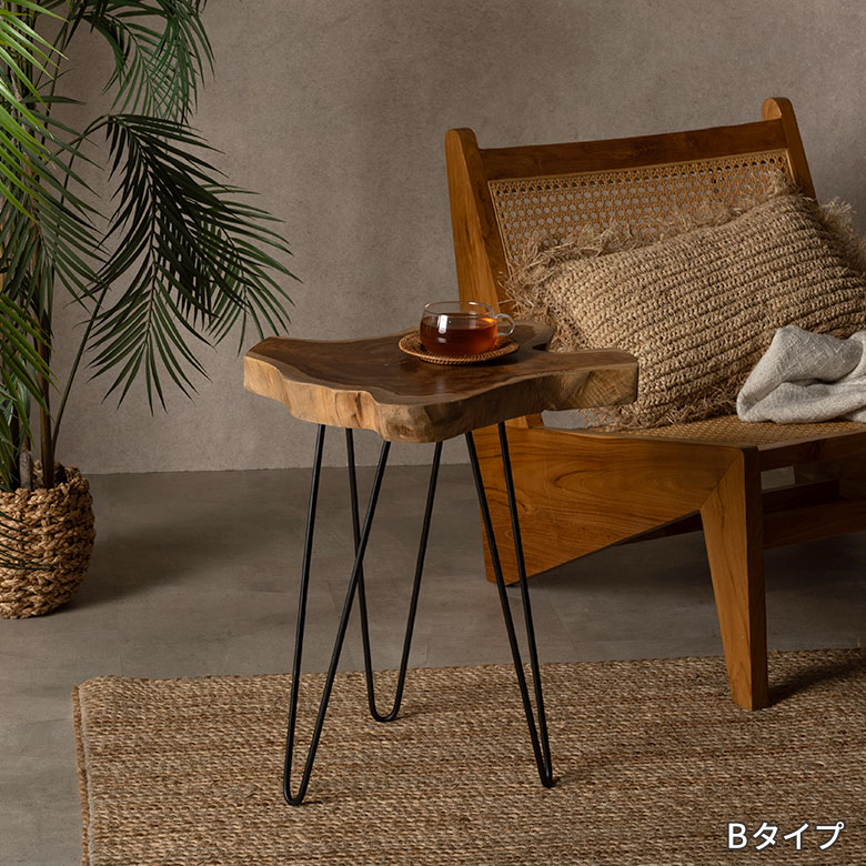 天板のユニークさを最大限に生かしたサイドテーブル