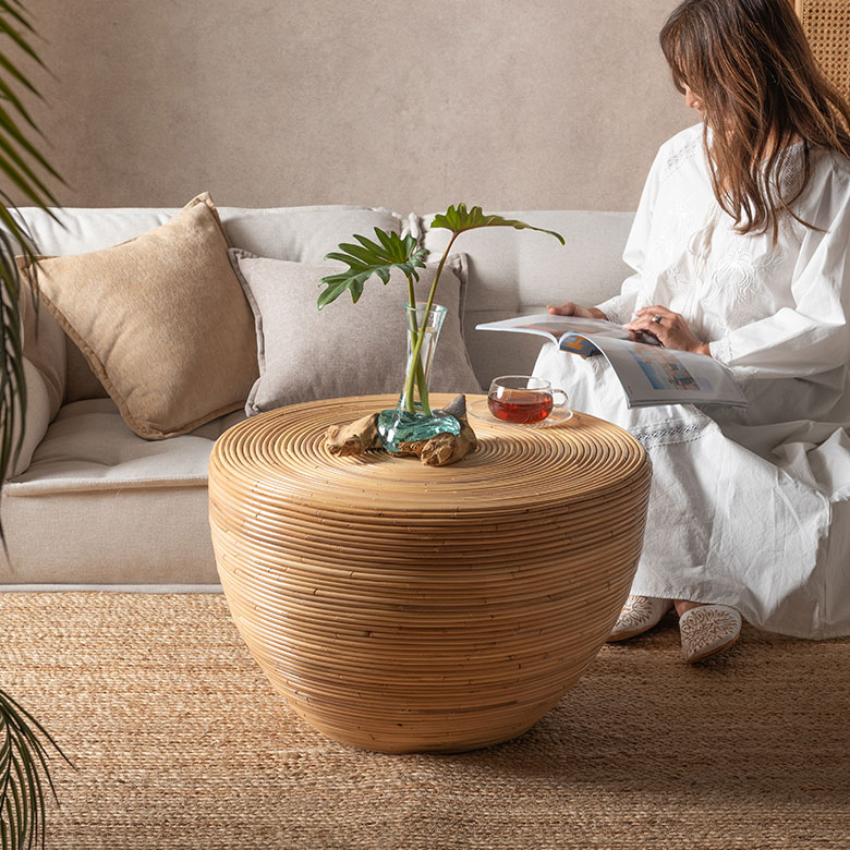 軽くて丈夫なラタンでできたローテーブル